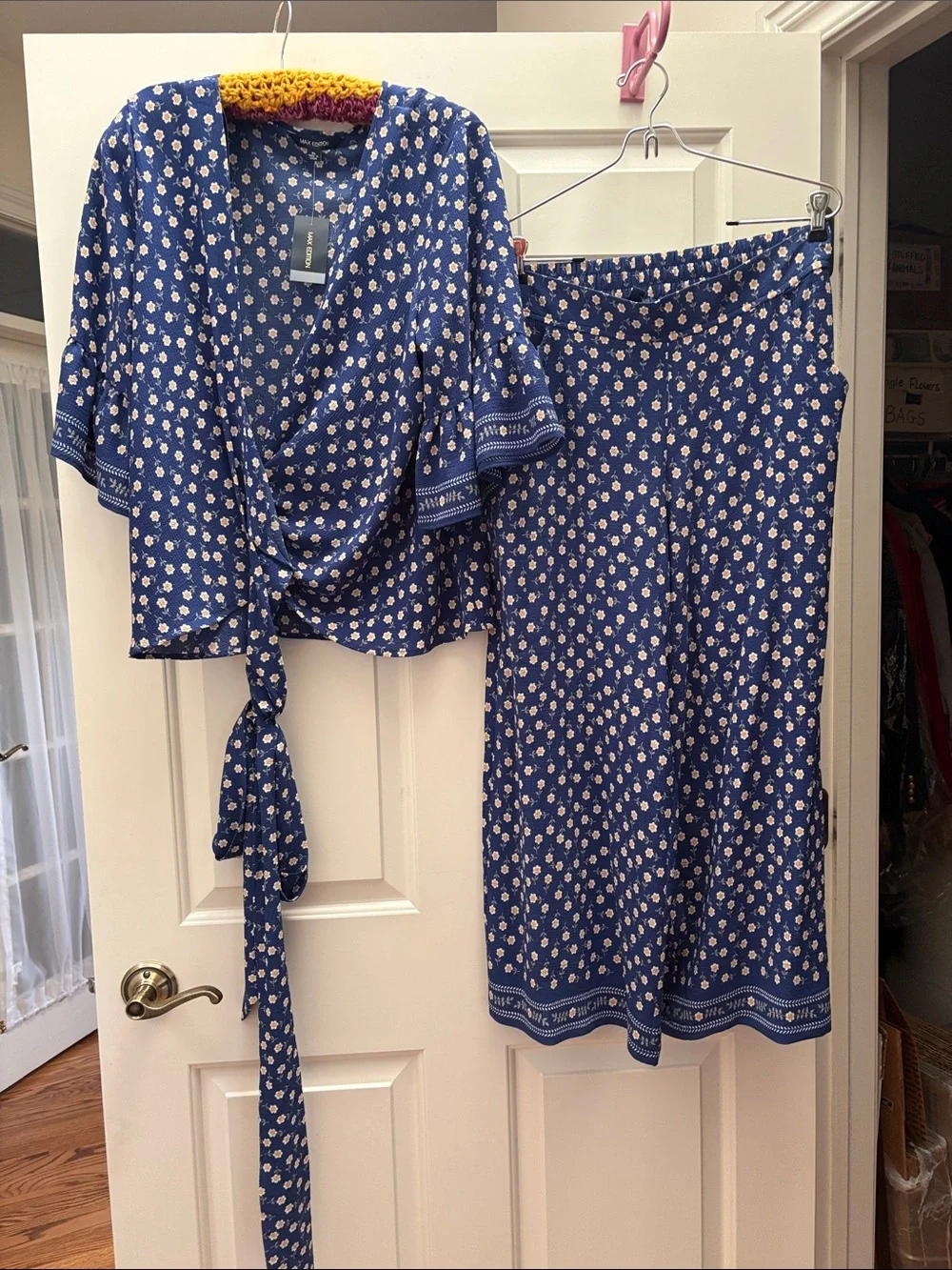 Max Edition Blue Floral Matching Top and Pants Set with Cream Daisy Blooms New